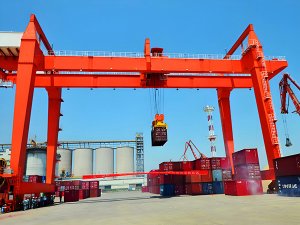 四川巴中跨运车和集装箱